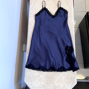 SilkSilky navy/black chemise pyjama nightgown size XS 100% silk NWOT NEVER WORN